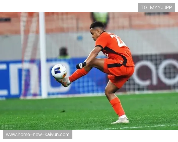 上海海港莱昂纳多边路渗透策动进攻，创新战术引领现代足球风潮